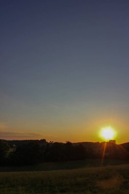 günbatımı güney Almanya allgau akşam ufuk ve yeşil çim çayır peyzaj ağaçları ile