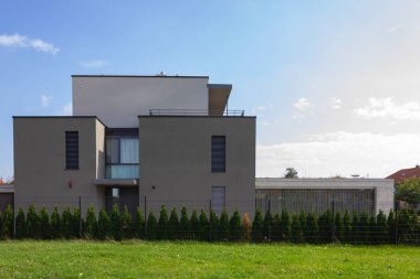 Köyün Güney Alman kırsalında modern mimari bakış.