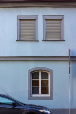 Şehir cepheler Güney Almanya'da mavi gökyüzü, binaların akşam düşmek