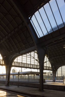 raylar ve çatı Tren İstasyonu güneşli sabah duygu ve taşıma ilham