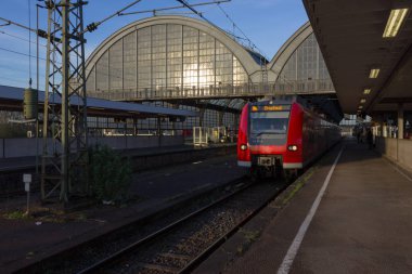 raylar ve çatı Tren İstasyonu güneşli sabah duygu ve taşıma ilham