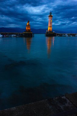 Konstanz Gölü, Güney Alman geç akşam Bodensee Lindau şehir limanında.