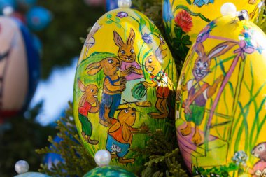 boyalı parlak renkler ve mevsimlik tasarım Çeşme kutlama dekore edilmiş tavuk üstünde Paskalya yortusu yumurta