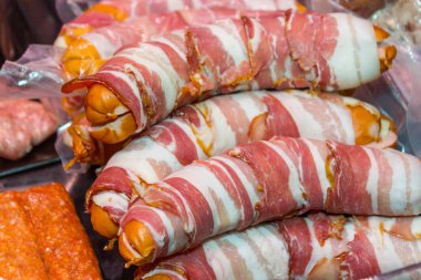 assorment sığır eti biftek ve sosis