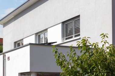 Köyün Güney Alman kırsalında modern mimari bakış.