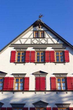 Mimari planda Güney Alman kenti Schwaebeisch Gmuend güneşli yaz sabahı.