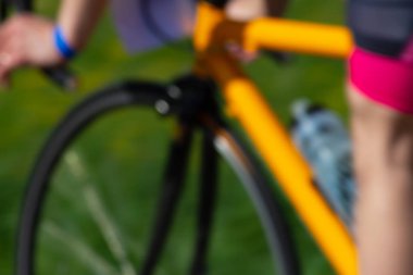 Bahar üzerinde görünümünde Güney Alman kırsal bisikletçi raceday üzerinde bulanık.