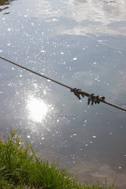 İp ve Güney Almanya Ulm şehir'in güneşli riverside kilit.