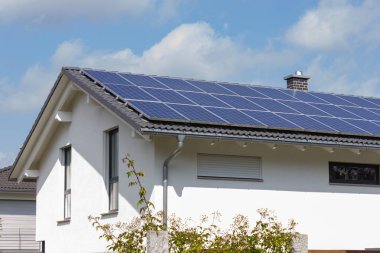güneş paneli modern bina cephe ve köyün güneye Alman Bavyera kırsalında detaylar