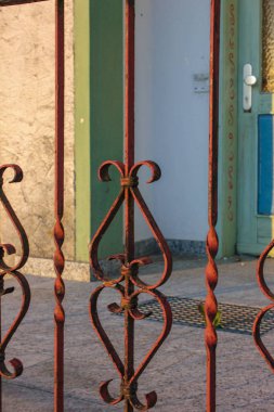 Vintage eldered kırmızı çit evin girişinde Güney Almanya allgau Bavyera kırsal yaz akşam güneş ışığı