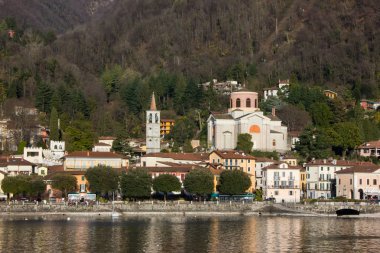 Lakefront mesire lago maggiore adlı feribot limanı göl üzerinde yaklaşan bahar güneşli gün