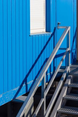 harika günde bir inşaat alanı vinçler ve tüm ilgili makine üzerinde bahar güçlü renkler