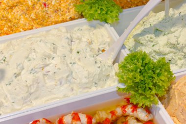 sağlıklı zeytin ve biberli yeşil salata ve birçok renklerle dekore edilmiş