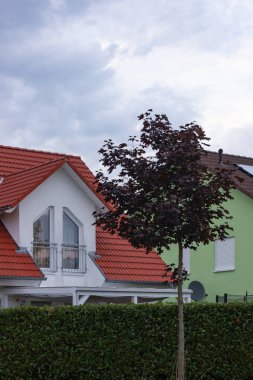 Bavyera kırsalında modern mimari bakış.