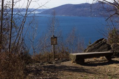 göl ve dağların Bahar adlı muhteşem manzaraya