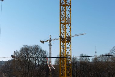 harika günde bir inşaat alanı vinçler ve tüm ilgili makine üzerinde bahar güçlü renkler