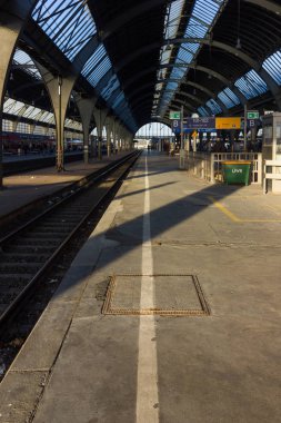 raylar ve çatı Tren İstasyonu güneşli sabah duygu ve taşıma ilham