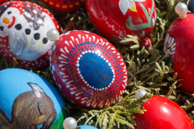 boyalı parlak renkler ve mevsimlik tasarım Çeşme kutlama dekore edilmiş tavuk üstünde Paskalya yortusu yumurta