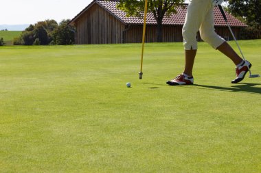 yaz günü ve Güney Alman kırsal yeşil çim üzerinde Golf oynamak