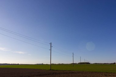 yeşil ve cep telefonu direk ve akım hattı eternet ile su kulesi üzerinde kırsal İnşaat vinçleri