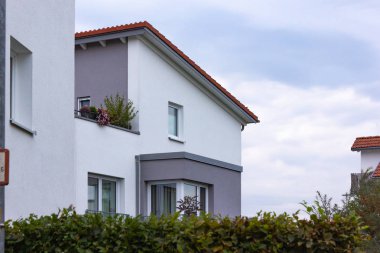 Bavyera kırsalında modern mimari bakış.
