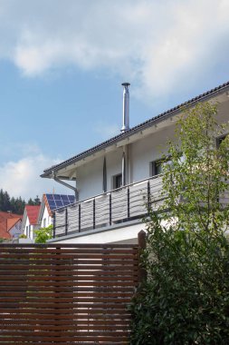 Köyün Güney Alman kırsalında modern mimari bakış.