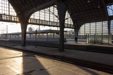 raylar ve çatı Tren İstasyonu güneşli sabah duygu ve taşıma ilham