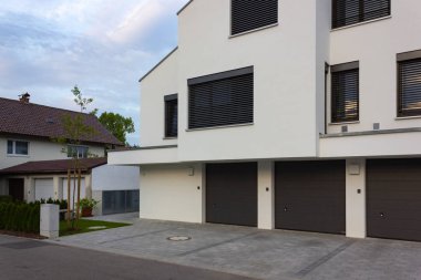 binalar bir yerleşim bölgesi olan Güney Alman Bavyera kırsalında modern mimari
