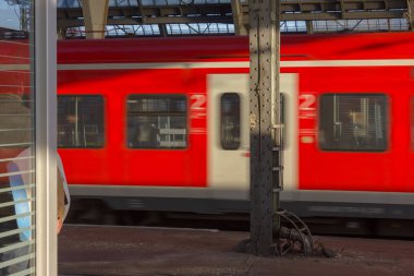 Bina mimari ve insanlar bir acele ve Ayrıntılar için tren tipik İstasyonu