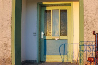 Vintage eldered kırmızı çit evin girişinde Güney Almanya allgau Bavyera kırsal yaz akşam güneş ışığı