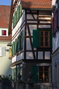 Çatı Cephe ile pancurlar Güney Almanya şehir schwaebeisch gmuend bir güneşli yaz sabahı