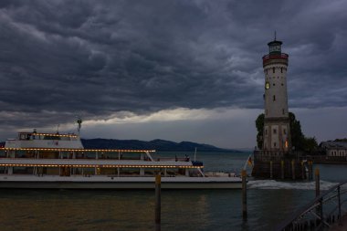 Harbour City Lindau Konstanz Gölü, Bodensee, geç akşam itibariyle bırakarak yolcu teknesi.