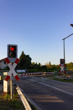 Kırmızı ışık güney Almanya ile demiryolu geçidi