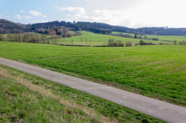 Doğu saati manzara kırsal kırsal Güney Almanya'da Münih şehri yakınlarında Mart güneşli bir günde ve stuttgart