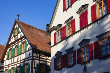 Çatı Cephe ile pancurlar Güney Almanya şehir schwaebeisch gmuend bir güneşli yaz sabahı