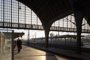 raylar ve çatı Tren İstasyonu güneşli sabah duygu ve taşıma ilham