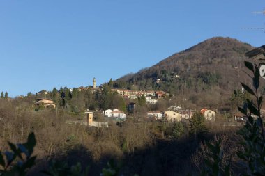 piedmont köy ve göl lago maggiore güzel manzaraya