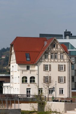 Güney Almanya tarihi bir şehir karışık çerçeve cepheler ve altın kaplama modern mimari
