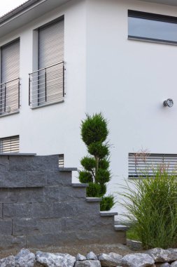 binalar bir yerleşim bölgesi olan Güney Alman Bavyera kırsalında modern mimari