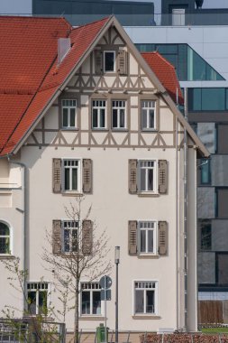 Güney Almanya tarihi bir şehir karışık çerçeve cepheler ve altın kaplama modern mimari