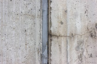 Beton duvar ile görünür yapısal yüzey yıpranmış