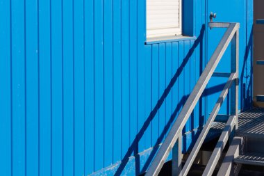 harika günde bir inşaat alanı vinçler ve tüm ilgili makine üzerinde bahar güçlü renkler