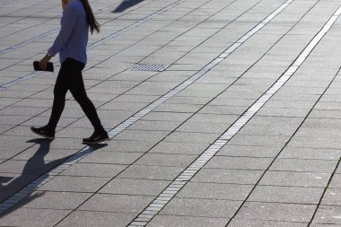 Espresso, şehir idyllics bahar çiçek ve aksesuarları preety ayrıntılarla kafede