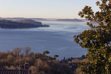 göl ve dağların Bahar adlı muhteşem manzaraya