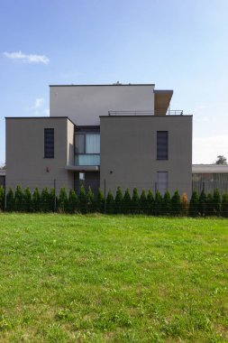 Köyün Güney Alman kırsalında modern mimari bakış.