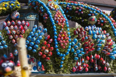 Paskalya Çeşme yumurta ve tavuk nesne dekorasyon kırsal Güney Almanya kırsal köy ile