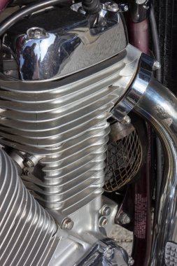 Kollarını ve parçalar motor silindir bahar ışıkta gösterildiği gibi