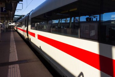 Bina mimari ve insanlar bir acele ve Ayrıntılar için tren tipik İstasyonu