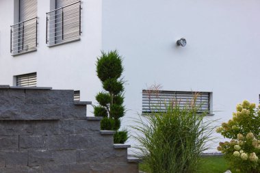 binalar bir yerleşim bölgesi olan Güney Alman Bavyera kırsalında modern mimari