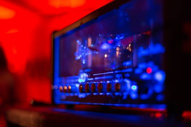 Mavi neon amplifikatör kırmızı aydınlatmalı sahnede